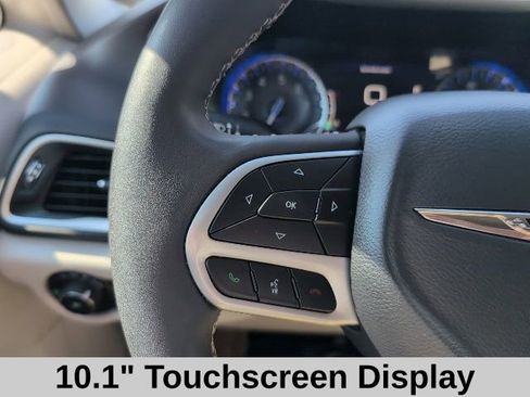 Used 2024 Chrysler Pacifica Touring-L FWD image 9
