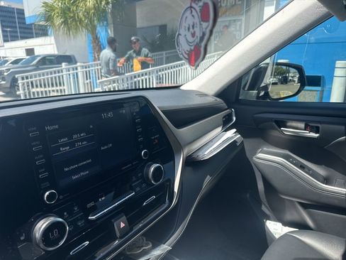 Used 2021 Toyota Highlander XLE FWD image 14