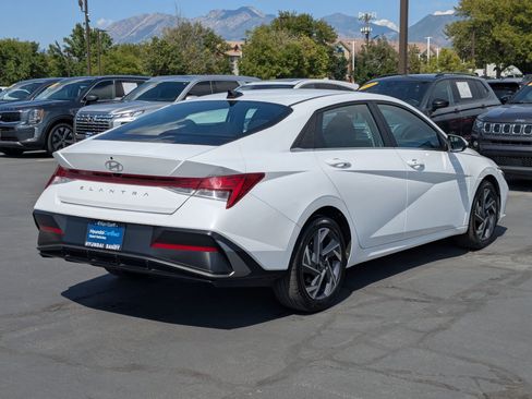 Certified 2025 Hyundai Elantra SEL FWD image 3