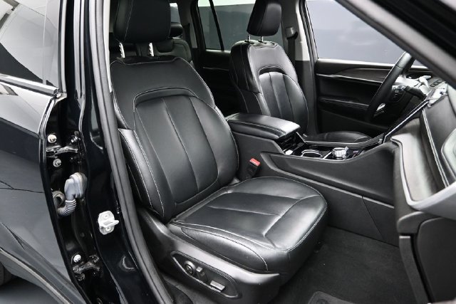 Used 2023 Jeep Grand Cherokee Limited w/ Black Appearance Package AWD/4WD image 16