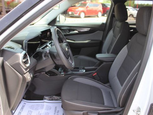 Used 2025 Chevrolet TrailBlazer LT FWD image 16