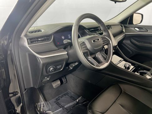 Used 2023 Jeep Grand Cherokee Limited w/ Black Appearance Package AWD/4WD image 9