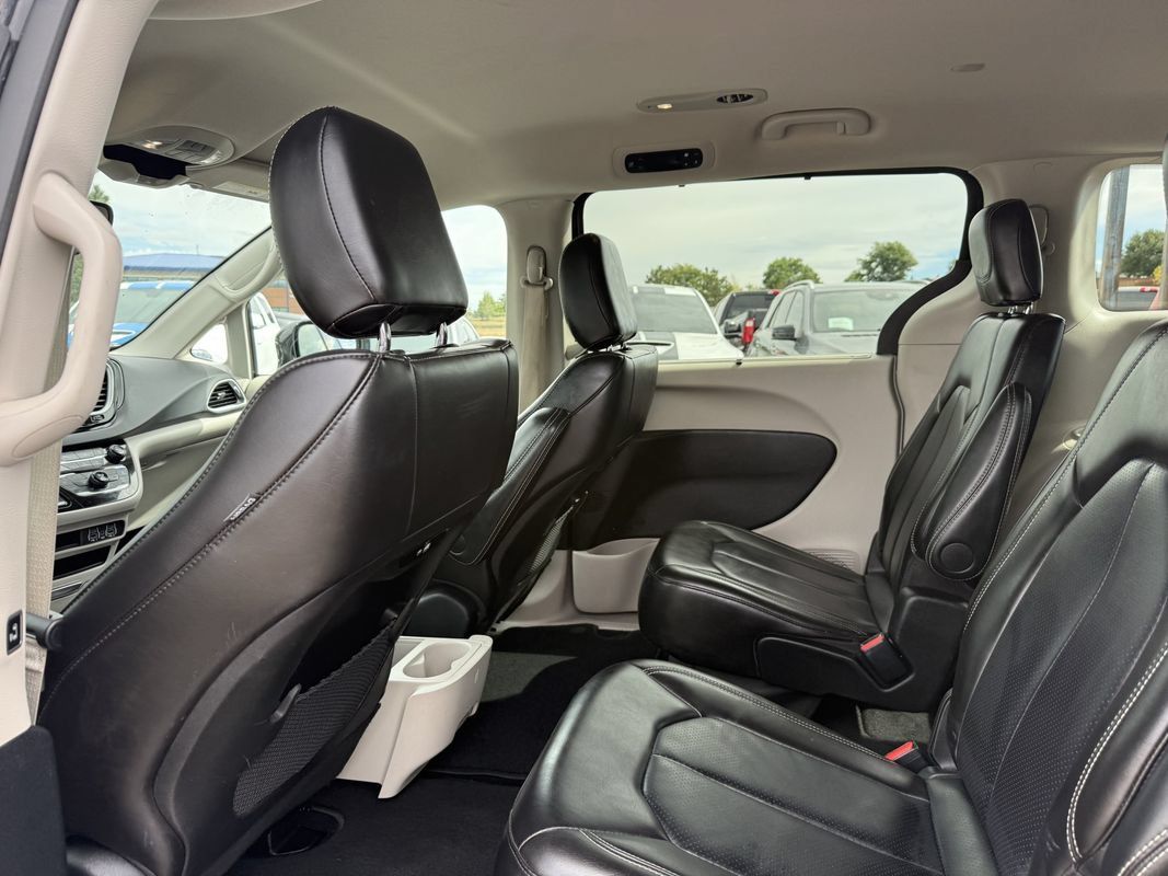 Used 2024 Chrysler Pacifica Touring-L FWD image 16