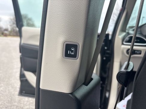 Used 2020 Chrysler Pacifica Touring image 19