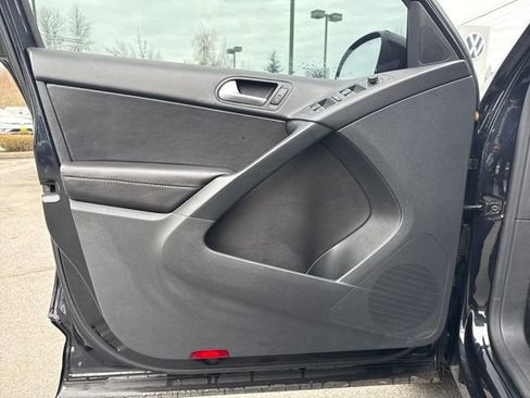 Used 2017 Volkswagen Tiguan Sport image 15