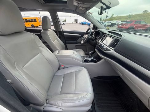 Used 2016 Toyota Highlander XLE AWD/4WD image 31