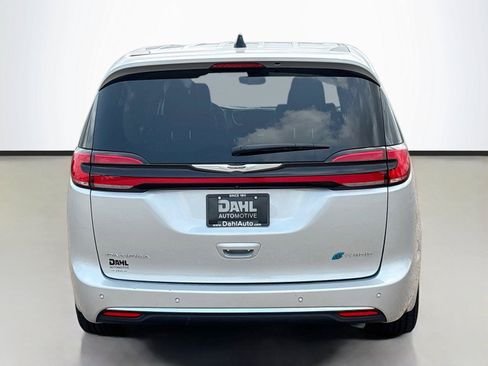 Used 2024 Chrysler Pacifica Limited FWD image 12