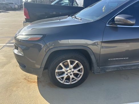 Used 2016 Jeep Cherokee Latitude image 2