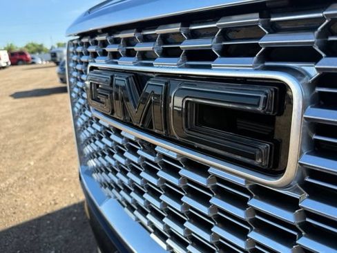 Used 2024 GMC Yukon XL Denali w/ Denali Reserve Package AWD/4WD image 11
