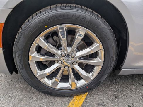 Used 2018 Chrysler 300 Limited image 11