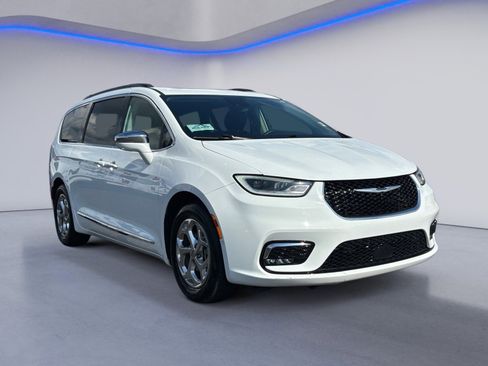 Used 2022 Chrysler Pacifica Limited image 7