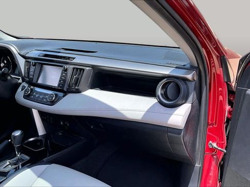 Used 2018 Toyota RAV4 Limited FWD image 18