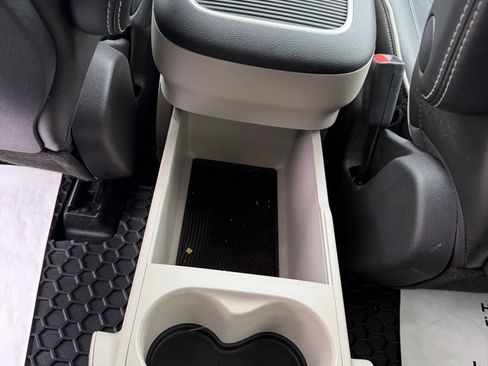 Used 2023 Chrysler Pacifica Limited image 29