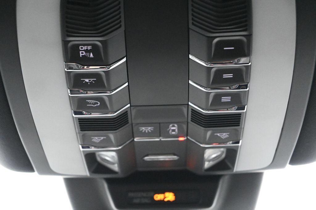 Certified 2022 Porsche Macan AWD/4WD image 25