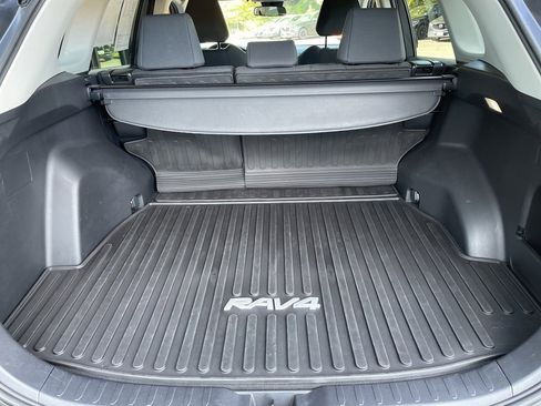 Used 2022 Toyota RAV4 LE image 8