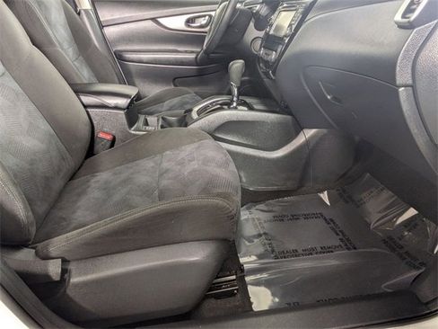 Used 2015 Nissan Rogue SV w/ SV Premium Package image 29