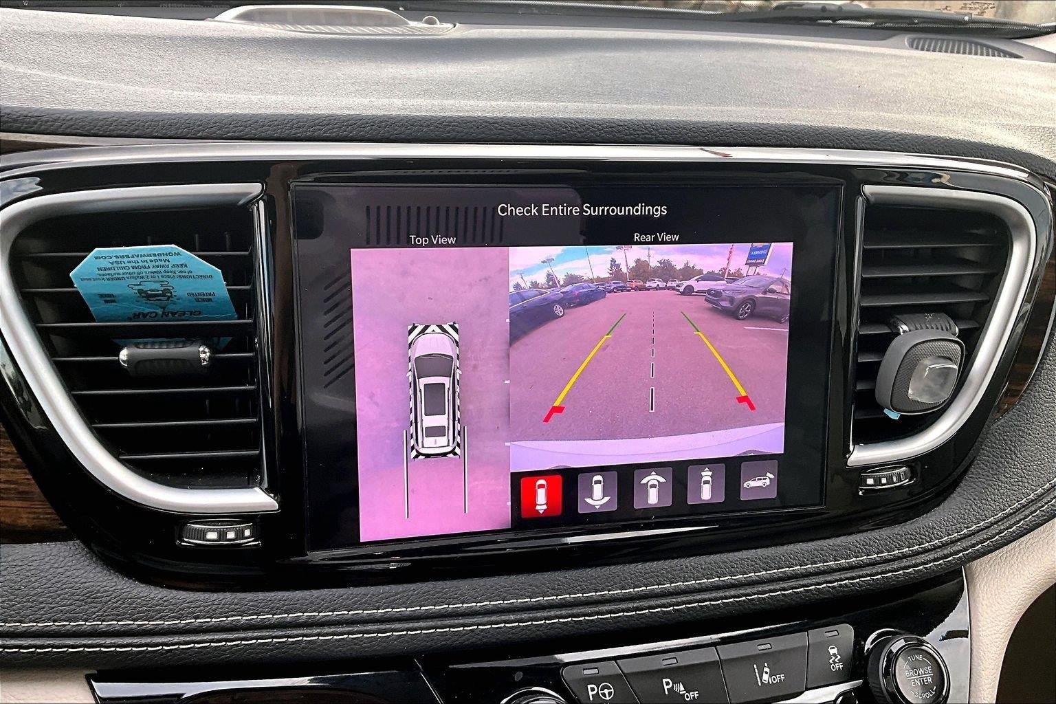 Used 2021 Chrysler Pacifica Limited w/ Uconnect Theater Family Group FWD image 19