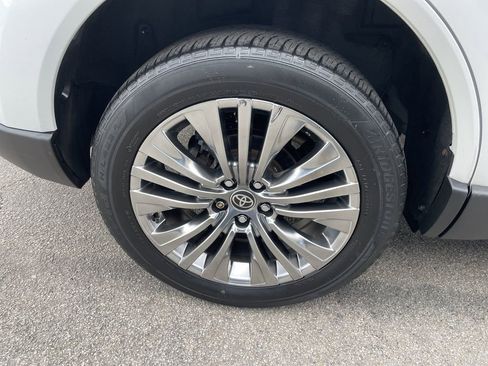 Used 2023 Toyota Venza XLE AWD/4WD image 12