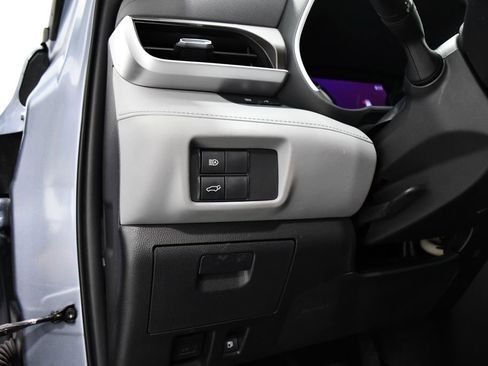 Used 2020 Toyota Highlander XLE image 11