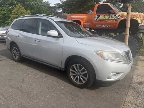 Used 2015 Nissan Pathfinder S AWD/4WD image 2