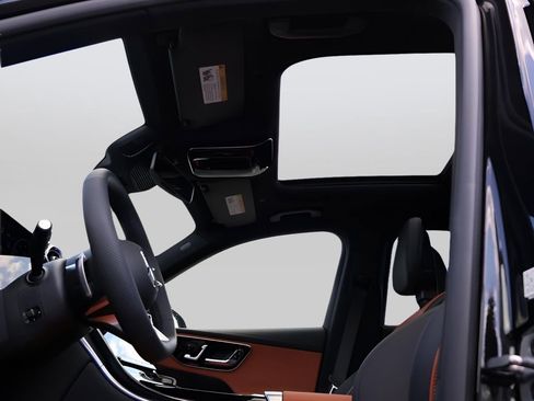 Used 2025 Mercedes-Benz GLC 300 4MATIC image 41