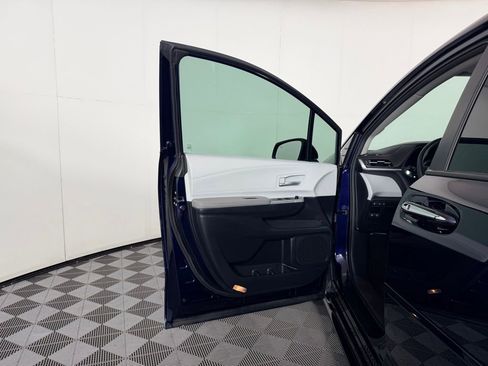 Used 2025 Toyota Sienna XLE w/ XLE Plus Package FWD image 27