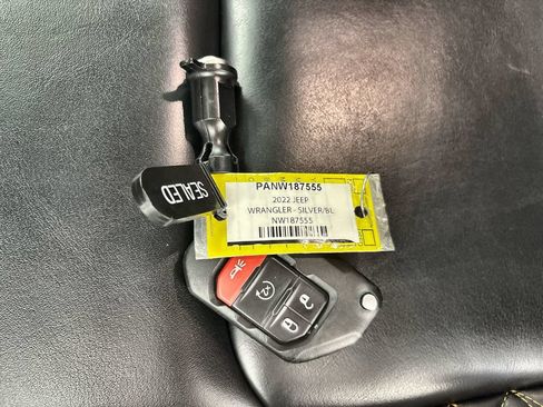 Used 2022 Jeep Wrangler Unlimited Sahara AWD/4WD image 28