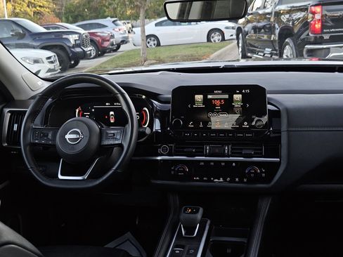 Used 2024 Nissan Pathfinder Platinum image 32