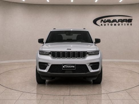 Used 2025 Jeep Grand Cherokee Altitude RWD image 2