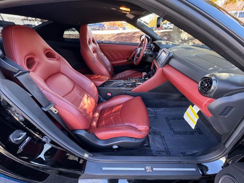 Used 2024 Nissan GT-R Premium w/ Premium Interior Package image 59