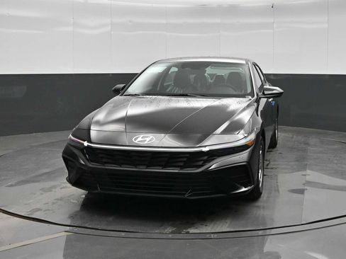 New 2026 Hyundai Elantra SE FWD image 3