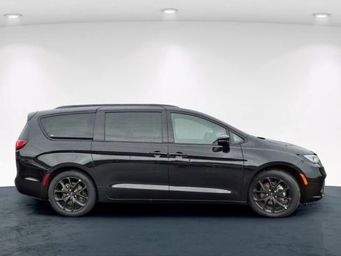 Used 2025 Chrysler Pacifica Limited FWD image 7