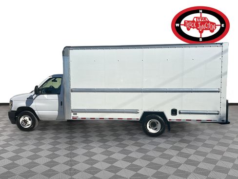 Used 2022 Ford E-350 and Econoline 350 Super Duty image 4