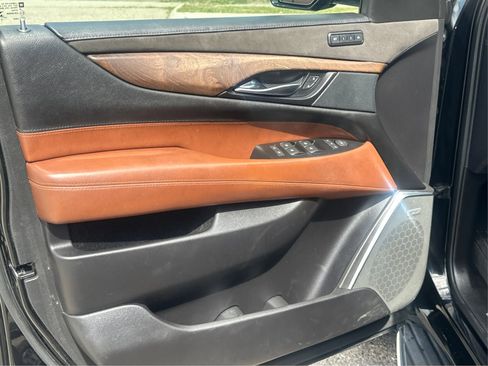 Used 2018 Cadillac Escalade Luxury image 15