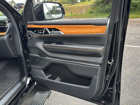 Used 2022 Jeep Grand Wagoneer Series III w/ Rear Seat Video Group 1 image 12