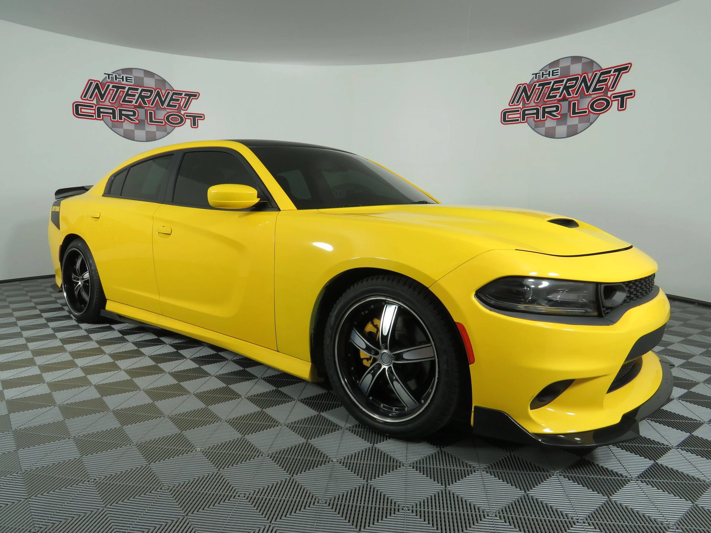 Used 2017 Dodge Charger R/T RWD image 9