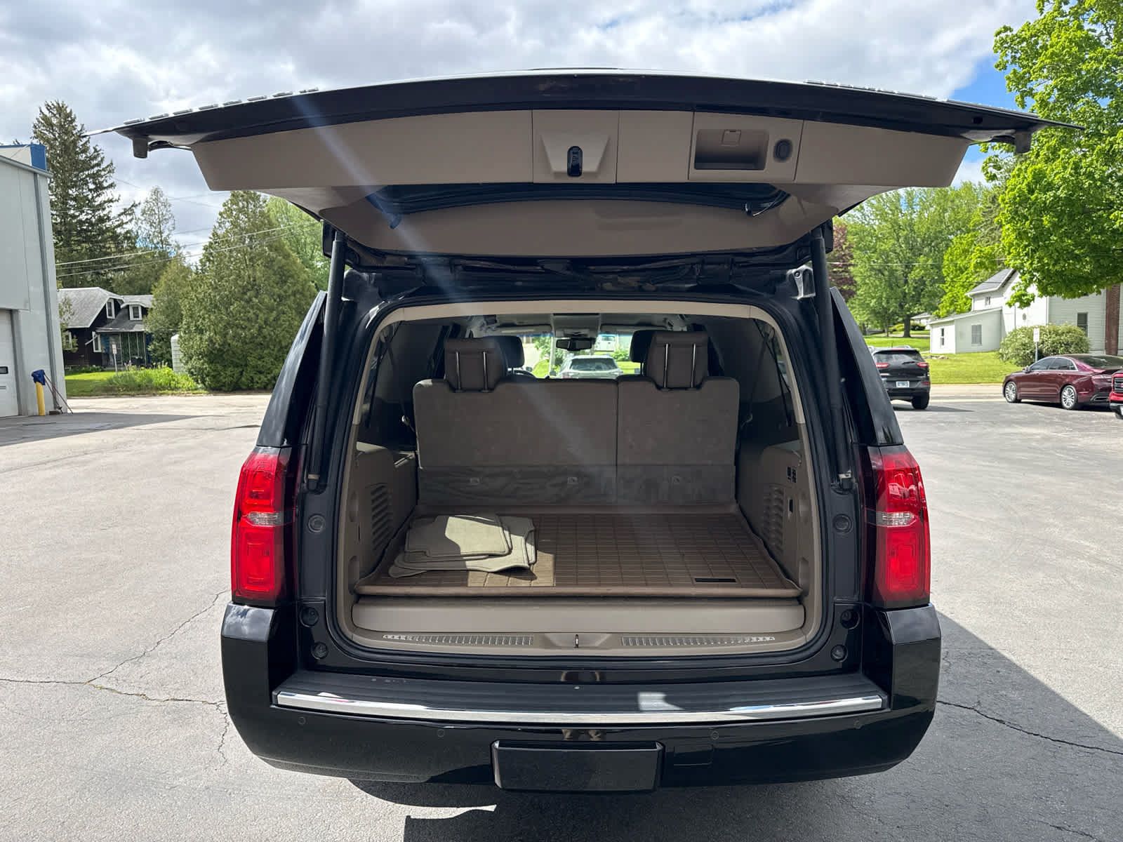 Used 2018 Chevrolet Suburban Premier w/ Max Trailering Package AWD/4WD image 18