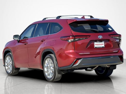 Used 2023 Toyota Highlander Limited image 3