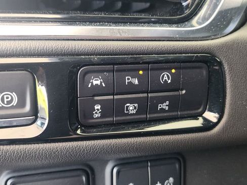 Used 2025 GMC Yukon Denali RWD image 22
