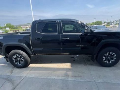 Used 2023 Toyota Tacoma TRD Off-Road w/ TRD Premium Off Road Package AWD/4WD image 3