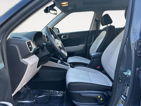 Used 2025 Hyundai Venue SEL image 15