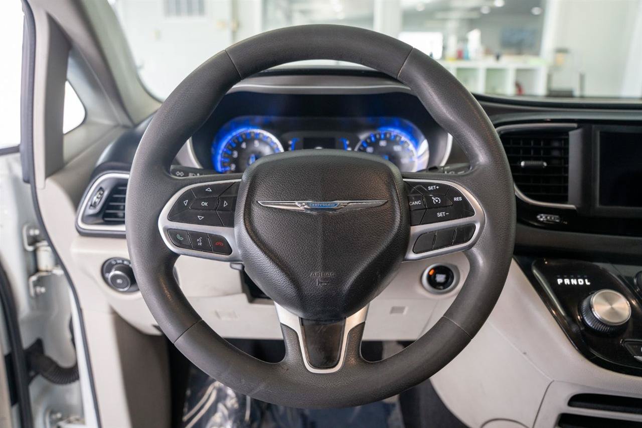 Used 2020 Chrysler Pacifica Touring-L FWD image 12