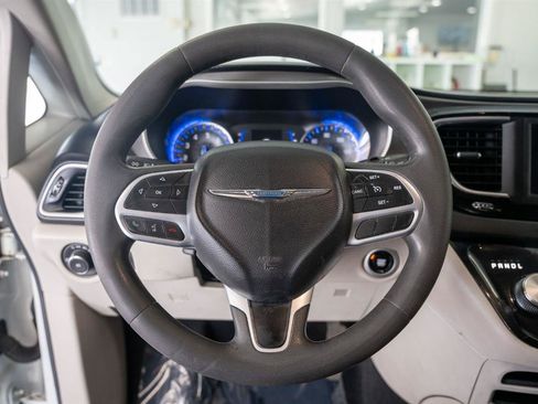 Used 2020 Chrysler Pacifica Touring-L FWD image 12