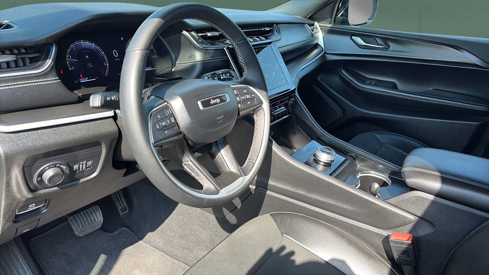 Used 2025 Jeep Grand Cherokee Altitude AWD/4WD image 18