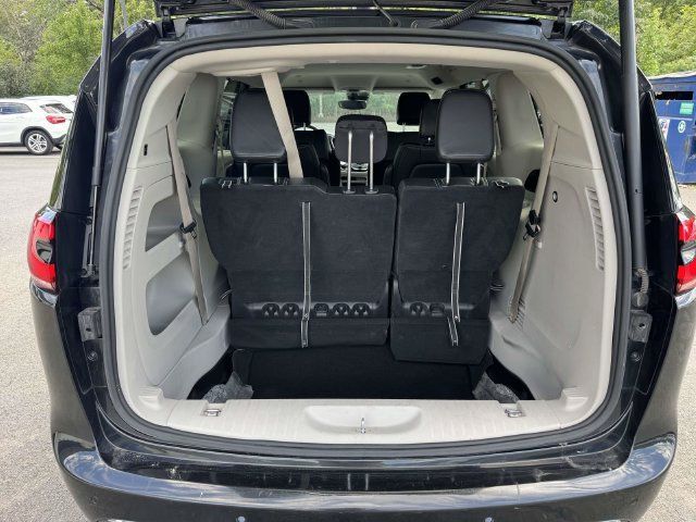 Used 2023 Chrysler Pacifica Touring-L FWD image 13