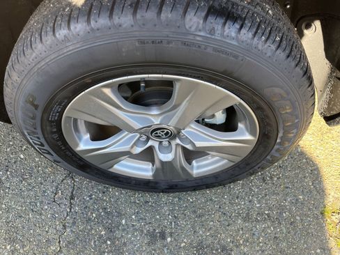 Used 2025 Toyota RAV4 XLE image 32