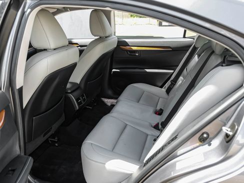 Used 2014 Lexus ES 300h w/ Luxury Package w/Bamboo Trim FWD image 34