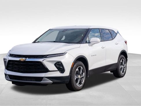 Used 2025 Chevrolet Blazer LT image 3