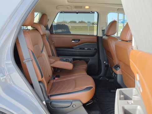 Used 2022 Nissan Pathfinder Platinum w/ Cargo Package image 41