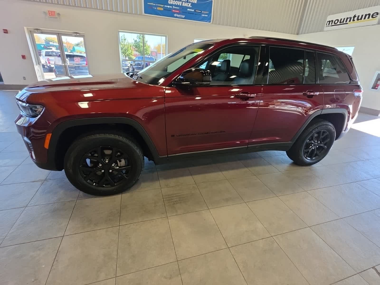 Used 2025 Jeep Grand Cherokee Altitude AWD/4WD image 14
